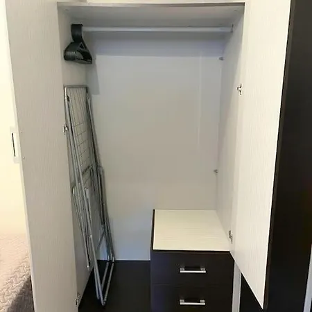 Cozy 1-bdroom In The Centre, Free Parking Apartment *
