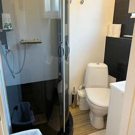 Cozy 1-bdroom In The Centre, Free Parking Apartment