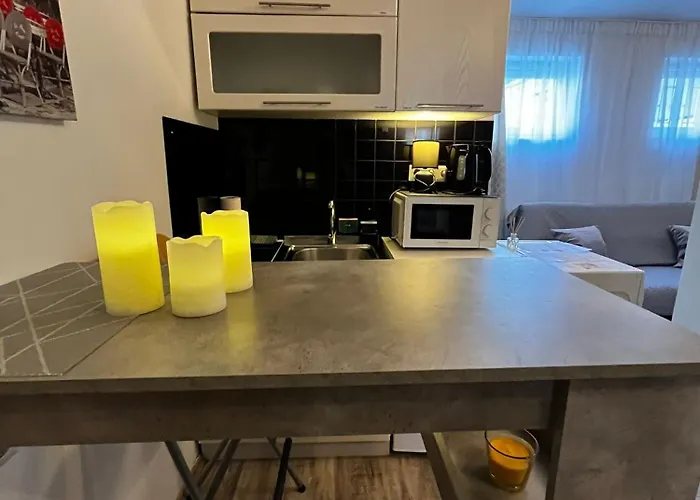 Cozy 1-bdroom In The Centre, Free Parking Apartman