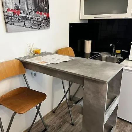 Daire Cozy 1-bdroom In The Centre, Free Parking